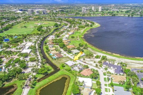 Villa ou maison à vendre à West Palm Beach, Floride: 3 chambres, 165.27 m2 № 1172288 - photo 1