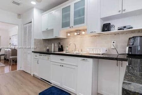 Casa en venta en Miami, Florida, 5 dormitorios, 202.99 m2 № 1413759 - foto 7