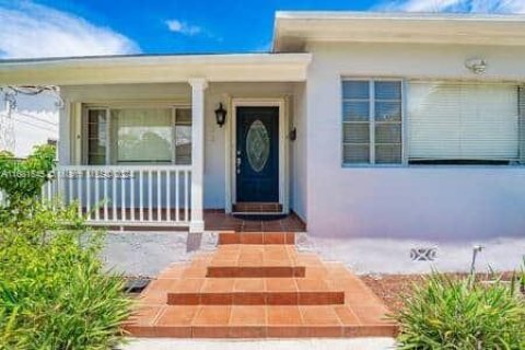 Casa en venta en Miami, Florida, 5 dormitorios, 202.99 m2 № 1413759 - foto 1