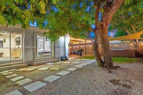 Casa en venta en Miami, Florida, 5 dormitorios, 202.99 m2 № 1413759 - foto 23