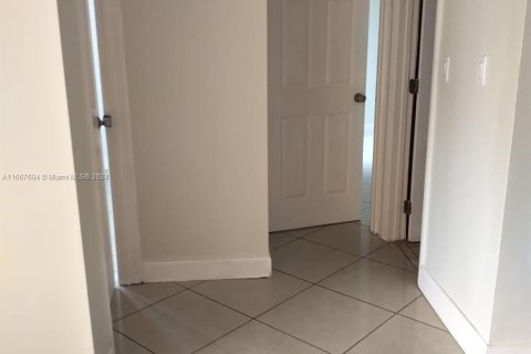 Condo in Miami, Florida, 2 bedrooms  № 1383103 - photo 18