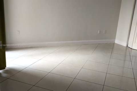 Condo in Miami, Florida, 2 bedrooms  № 1383103 - photo 2