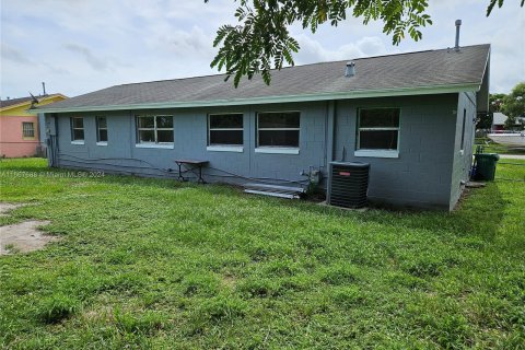 Villa ou maison à vendre à St. Lucie, Floride: 3 chambres, 135.27 m2 № 1383142 - photo 19