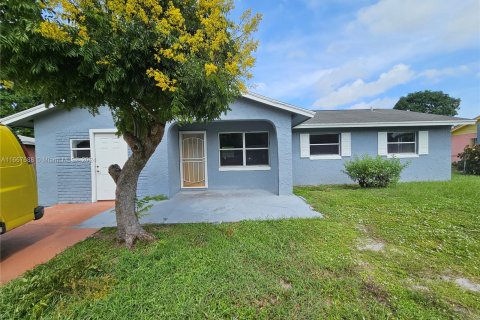 House in St. Lucie, Florida 3 bedrooms, 135.27 sq.m. № 1383142 - photo 2