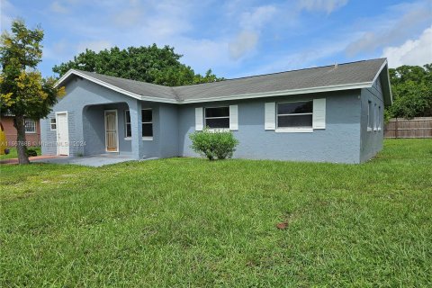 House in St. Lucie, Florida 3 bedrooms, 135.27 sq.m. № 1383142 - photo 3