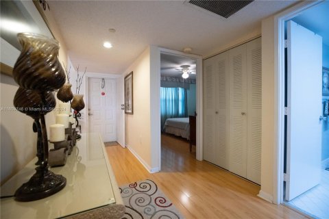 Condo in Pembroke Pines, Florida, 2 bedrooms  № 1236515 - photo 24