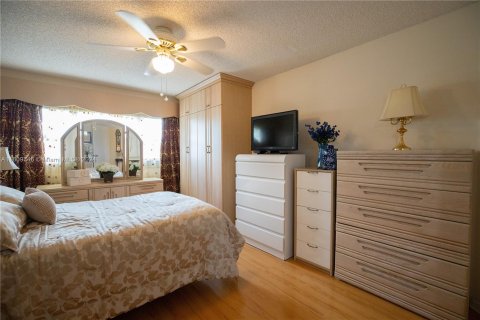 Condo in Pembroke Pines, Florida, 2 bedrooms  № 1236515 - photo 16