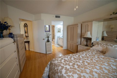 Condo in Pembroke Pines, Florida, 2 bedrooms  № 1236515 - photo 17