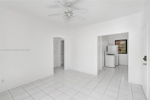 Снять в аренду квартиру в Майами-Бич, Флорида 1 спальня, 41.81м2, № 983163 - фото 2