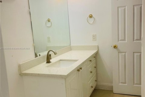Townhouse in Miami, Florida 3 bedrooms, 141.21 sq.m. № 837024 - photo 12
