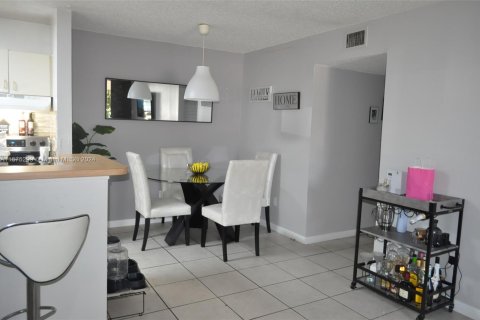 Condo in Miami, Florida, 2 bedrooms  № 1140864 - photo 8