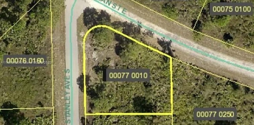 Commercial property in Lehigh Acres, Florida № 877997