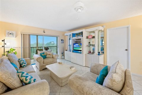 Condo in Lauderhill, Florida, 2 bedrooms  № 1230662 - photo 6