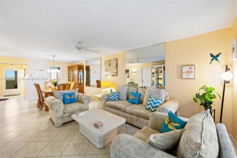 Condo in Lauderhill, Florida, 2 bedrooms  № 1230662 - photo 9