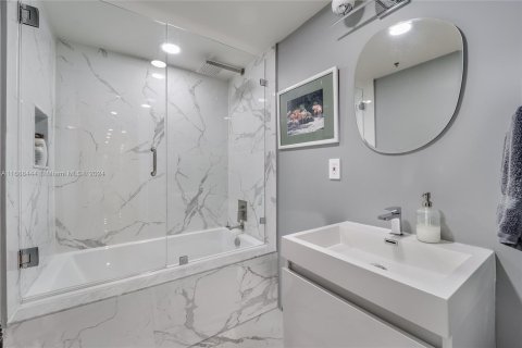 Condo in Miami Beach, Florida, 3 bedrooms  № 1430126 - photo 15