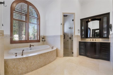 House in Miami, Florida 5 bedrooms, 375.51 sq.m. № 1428279 - photo 14