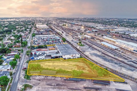 Propiedad comercial en venta en Miami, Florida № 1235585 - foto 2