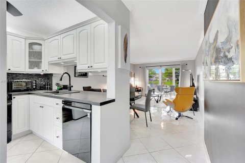 Copropriété à vendre à Lauderdale Lakes, Floride: 2 chambres, 87.7 m2 № 1404204 - photo 1