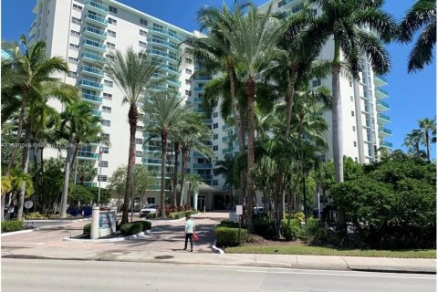 Condo in Hollywood, Florida, 2 bedrooms  № 1175996 - photo 2