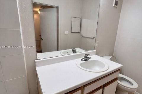 Condominio en venta en Oakland Park, Florida, 1 dormitorio, 77.48 m2 № 1013931 - foto 17