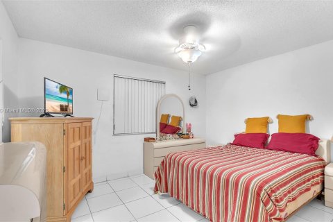Copropriété à vendre à Hialeah, Floride: 2 chambres, 76.18 m2 № 911296 - photo 14