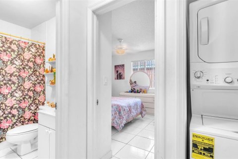 Condominio en venta en Hialeah, Florida, 2 dormitorios, 76.18 m2 № 911296 - foto 11
