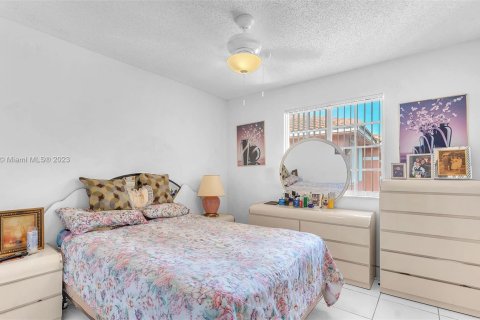 Condominio en venta en Hialeah, Florida, 2 dormitorios, 76.18 m2 № 911296 - foto 12