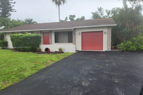 House in Sunrise, Florida 3 bedrooms, 136.57 sq.m. № 1347770 - photo 1