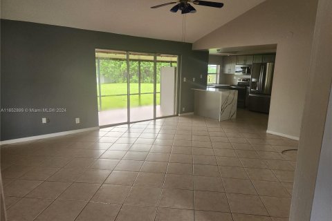 House in Sunrise, Florida 3 bedrooms, 136.57 sq.m. № 1347770 - photo 6