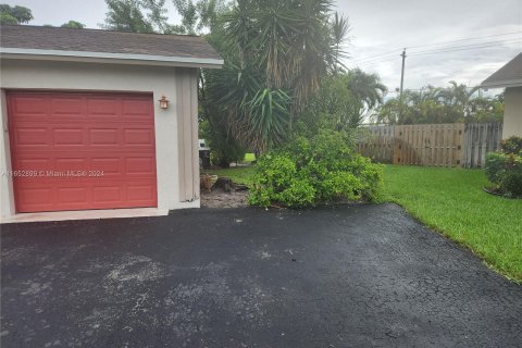 House in Sunrise, Florida 3 bedrooms, 136.57 sq.m. № 1347770 - photo 3