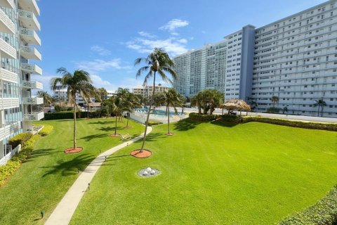 Condo in Fort Lauderdale, Florida  № 1005487 - photo 12