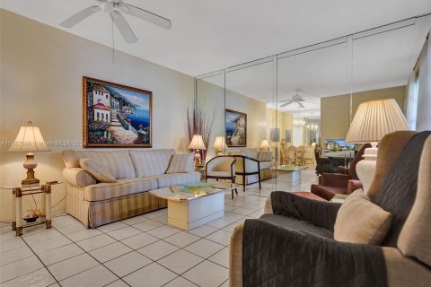 Condo in North Miami Beach, Florida, 1 bedroom  № 1092556 - photo 10