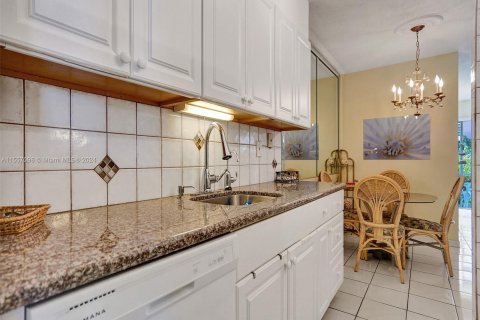 Condo in North Miami Beach, Florida, 1 bedroom  № 1092556 - photo 2