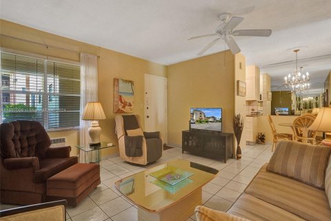 Condo in North Miami Beach, Florida, 1 bedroom  № 1092556 - photo 11