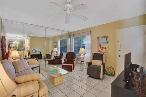 Condo in North Miami Beach, Florida, 1 bedroom  № 1092556 - photo 9