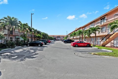 Condominio en venta en Hialeah, Florida, 1 dormitorio, 49.05 m2 № 1419899 - foto 3