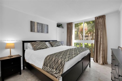 Condo in Miami, Florida, 1 bedroom  № 1360322 - photo 10