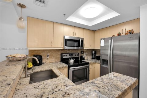 Condo in Miami, Florida, 1 bedroom  № 1360322 - photo 8