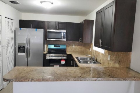 House in Miami, Florida 4 bedrooms, 132.66 sq.m. № 1360349 - photo 4