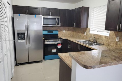 House in Miami, Florida 4 bedrooms, 132.66 sq.m. № 1360349 - photo 5