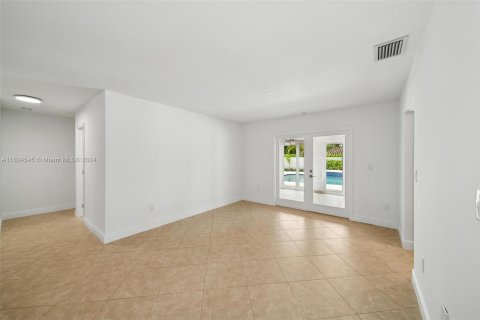 House in Miami, Florida 4 bedrooms, 238.48 sq.m. № 1272396 - photo 6