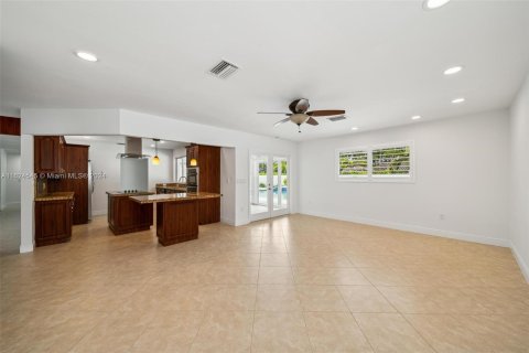 House in Miami, Florida 4 bedrooms, 238.48 sq.m. № 1272396 - photo 20