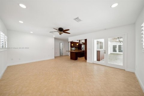 House in Miami, Florida 4 bedrooms, 238.48 sq.m. № 1272396 - photo 19