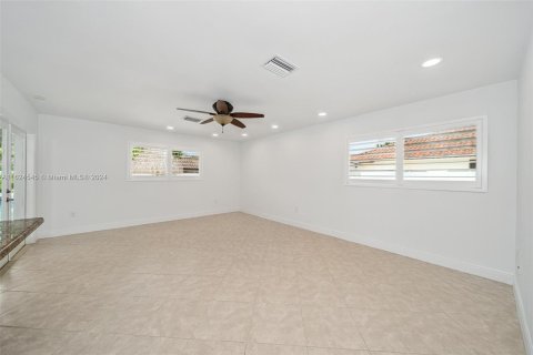 House in Miami, Florida 4 bedrooms, 238.48 sq.m. № 1272396 - photo 18