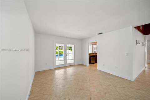 House in Miami, Florida 4 bedrooms, 238.48 sq.m. № 1272396 - photo 13