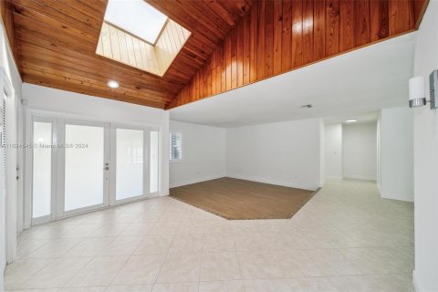 House in Miami, Florida 4 bedrooms, 238.48 sq.m. № 1272396 - photo 4