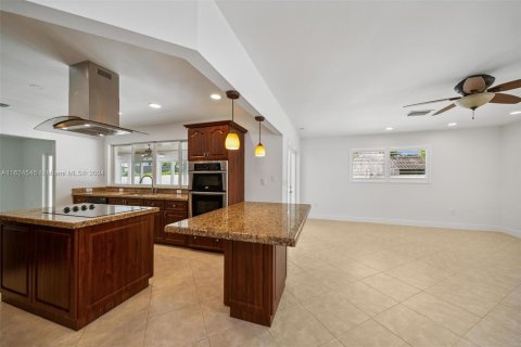 House in Miami, Florida 4 bedrooms, 238.48 sq.m. № 1272396 - photo 21