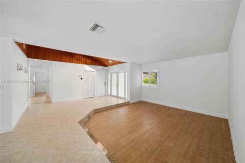 House in Miami, Florida 4 bedrooms, 238.48 sq.m. № 1272396 - photo 5