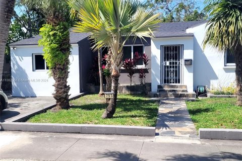 House in Miami, Florida 5 bedrooms, 199.74 sq.m. № 1329343 - photo 1