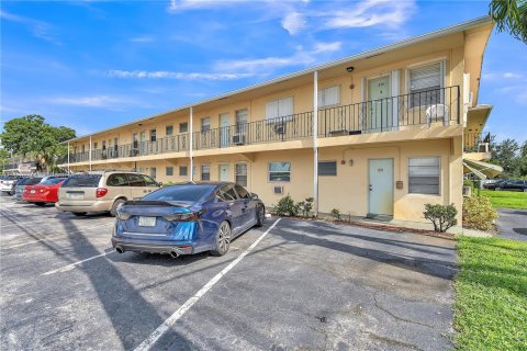 Condo in Pembroke Pines, Florida, 2 bedrooms  № 1329162 - photo 1